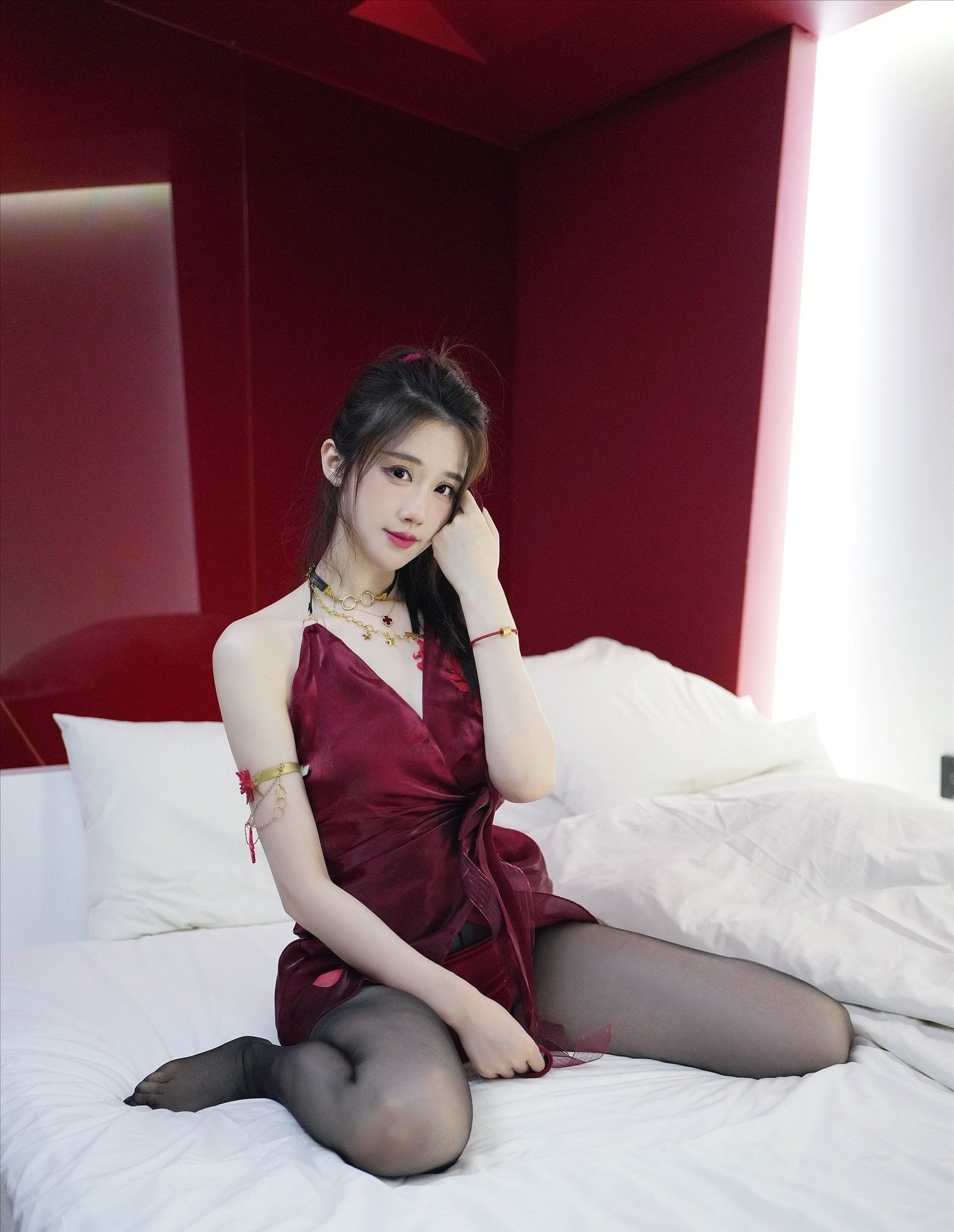 轩子巨二兔 – 酒红色让人迷离