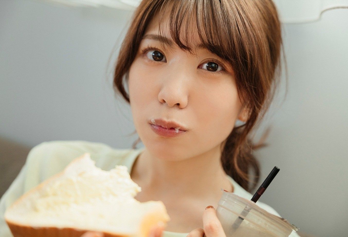 [Photobook] 山岸逢花 デジタル写真集 とられち